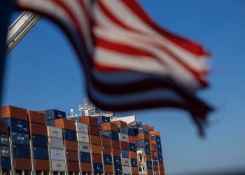 대법원 판결 이후 20일부터 관세 환급 절차가 본격화되고 있다. 롱비치 항구에 쌓인 수출입 컨테이너들.