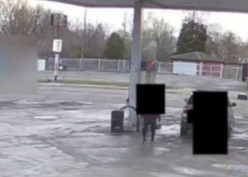 지난 13일 미국 미시간주 디트로이트 북부 햄트램크의 한 주유소에 있는 납치범의 모습. 사진 WXYZ 캡처