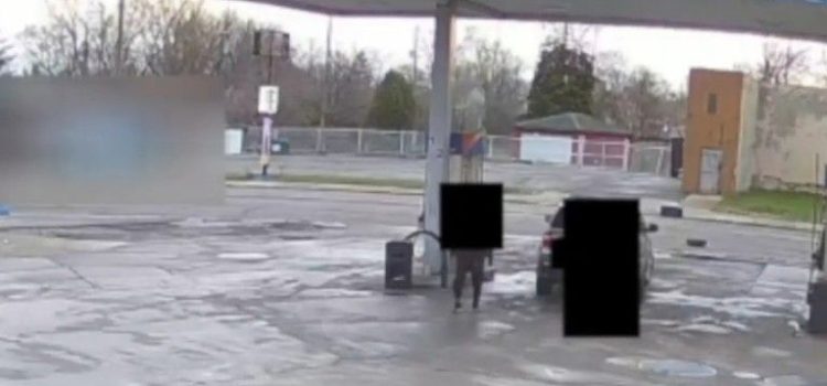 지난 13일 미국 미시간주 디트로이트 북부 햄트램크의 한 주유소에 있는 납치범의 모습. 사진 WXYZ 캡처