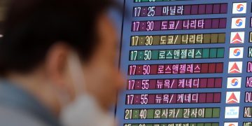 인천국제공항 입국장에 미국 등에서 도착하는 항공편 안내 표시. 뉴스1
