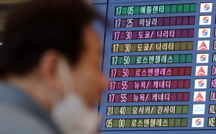 인천국제공항 입국장에 미국 등에서 도착하는 항공편 안내 표시. 뉴스1