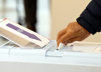 서울 구로제5동 제3투표소에서 한 유권자가 투표하고 있다. 뉴시스