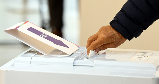 서울 구로제5동 제3투표소에서 한 유권자가 투표하고 있다. 뉴시스