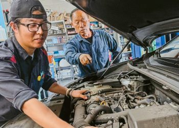 20대인 강민재 씨는 제일오토 강성봉(오른쪽) 사장의 아들이다. 기술을 배워 함께 정비소를 운영하고 있다. 김상진 기자