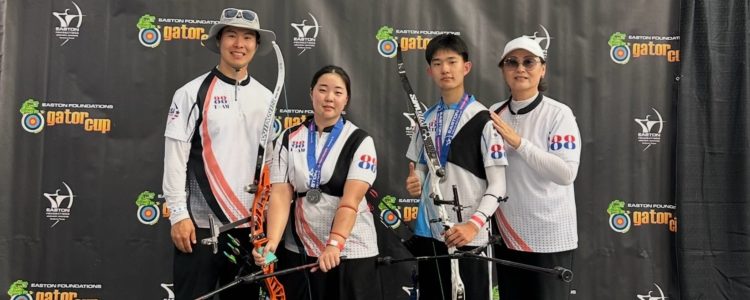 U18 혼성전 은메달을 획득한 송민혁 군과 정시우 양. [88양궁 제공]