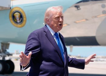 25일 플로리다주 웨스트팜비치 팜비치국제공항에서 도널드 트럼프 대통령이 전용기 에어포스원에 탑승하기 전 취재진 질문에 답하고 있다. AP=연합뉴스