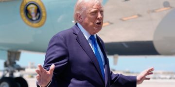 25일 플로리다주 웨스트팜비치 팜비치국제공항에서 도널드 트럼프 대통령이 전용기 에어포스원에 탑승하기 전 취재진 질문에 답하고 있다. AP=연합뉴스