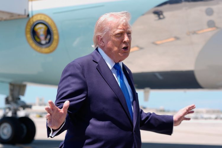 25일 플로리다주 웨스트팜비치 팜비치국제공항에서 도널드 트럼프 대통령이 전용기 에어포스원에 탑승하기 전 취재진 질문에 답하고 있다. AP=연합뉴스