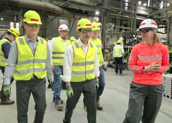 고려아연은 지난 1일 미국 테네시주 클락스빌에서 '프로젝트 크루서블' 공식 기념식을 개최했다고 2일 밝혔다.
최윤범 고려아연 회장이 미국 제련소를 둘러보고 있다. 고려아연 제공