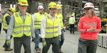 고려아연은 지난 1일 미국 테네시주 클락스빌에서 '프로젝트 크루서블' 공식 기념식을 개최했다고 2일 밝혔다.
최윤범 고려아연 회장이 미국 제련소를 둘러보고 있다. 고려아연 제공