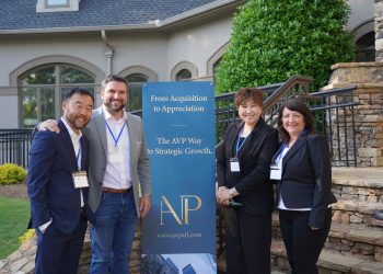 22일 투자자 초청 만찬에서 왼쪽부터 존 안, 토드 로빈슨, 헤일리 구 AVP 파트너, 미셸 휴웰 에이전트.