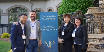 22일 투자자 초청 만찬에서 왼쪽부터 존 안, 토드 로빈슨, 헤일리 구 AVP 파트너, 미셸 휴웰 에이전트.