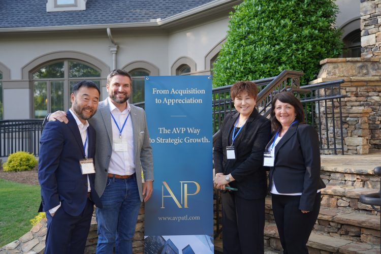 22일 투자자 초청 만찬에서 왼쪽부터 존 안, 토드 로빈슨, 헤일리 구 AVP 파트너, 미셸 휴웰 에이전트.