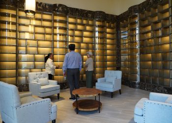 13일 한인 가족이 직원과 함께 새로 완공된 납골당을 둘러보고 있다.