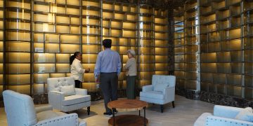 13일 한인 가족이 직원과 함께 새로 완공된 납골당을 둘러보고 있다.