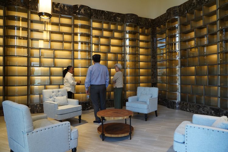 13일 한인 가족이 직원과 함께 새로 완공된 납골당을 둘러보고 있다.