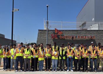 SK배터리아메리카 임직원들이 커머스 공장 인근 ‘SK Boulevard’ 정화활동 시작전 단체 기념촬영을 했다. [SKBA 제공]