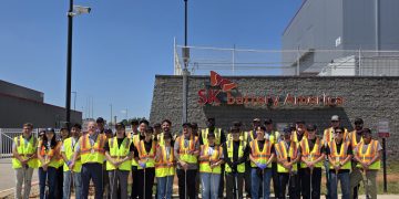 SK배터리아메리카 임직원들이 커머스 공장 인근 ‘SK Boulevard’ 정화활동 시작전 단체 기념촬영을 했다. [SKBA 제공]