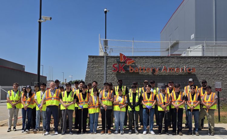 SK배터리아메리카 임직원들이 커머스 공장 인근 ‘SK Boulevard’ 정화활동 시작전 단체 기념촬영을 했다. [SKBA 제공]