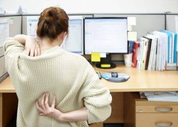 나이가 들어 피부 재생 속도가 느려지면 피부가 건조해져 등, 팔다리 등 피지 분비가 적은 부위가 가려워 긁게 된다. 사진 중앙포토 DB