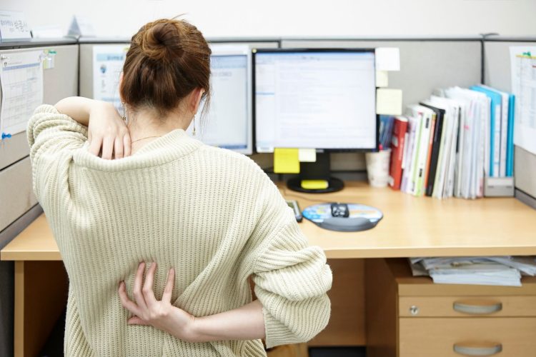 나이가 들어 피부 재생 속도가 느려지면 피부가 건조해져 등, 팔다리 등 피지 분비가 적은 부위가 가려워 긁게 된다. 사진 중앙포토 DB