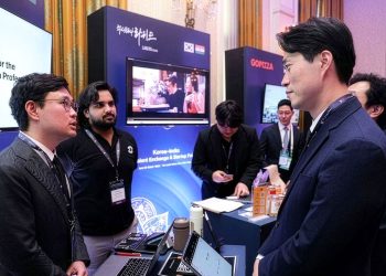 20일 인도 뉴델리에서 열린 ‘한-인도 벤처스타트업 박람회’에서 김정우 맥킨리라이스 대표(왼쪽)와 노용석 중소벤처기업부 제1차관이 대화하고 있다. 이날 인도 대학생 150여명이 박람회를 찾아 한국 기업에 취업하는 방법 등 맞춤형 상담을 받았다. 사진 중소벤처기업부