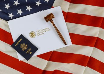 USCIS가 이민 신청자들을 대상으로 더 강화한 FBI 신원 조사를 받도록 의무화한 것으로 전해졌다. [출처 셔터스톡]