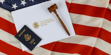 USCIS가 이민 신청자들을 대상으로 더 강화한 FBI 신원 조사를 받도록 의무화한 것으로 전해졌다. [출처 셔터스톡]