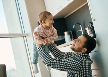 고물가로 신음하고 있는 미국인의 높아진 생활비용에 양육비용도 적지 않은 영향을 주고 있는 것으로 나타났다.  [출처 셔터스톡]