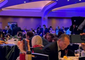 25일 백악관 출입기자단 만찬 행사 중 총성이 울린뒤 대통령 경호요원들이 만찬장에 진입하고 있다. [로이터]