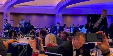 25일 백악관 출입기자단 만찬 행사 중 총성이 울린뒤 대통령 경호요원들이 만찬장에 진입하고 있다. [로이터]