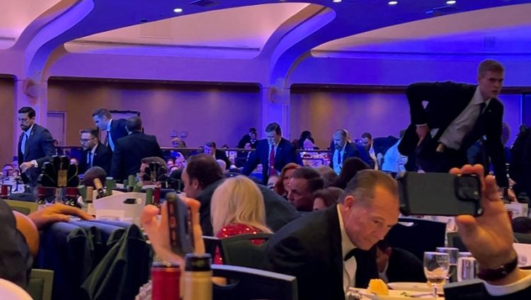 25일 백악관 출입기자단 만찬 행사 중 총성이 울린뒤 대통령 경호요원들이 만찬장에 진입하고 있다. [로이터]