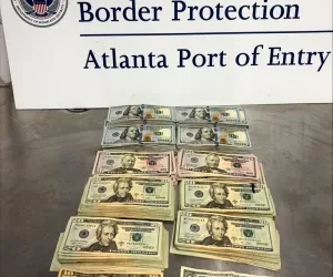 CBP가 애틀랜타 공항서 산살바도르 행 여행객으로부터 압수한 현금 4만4000달러. [CBP 제공]