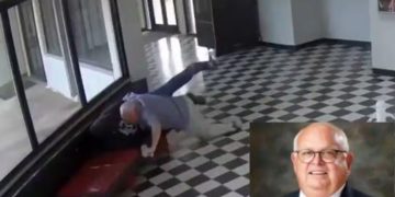 커크가 괴한을 맨몸으로 막는 장면. X 캡쳐