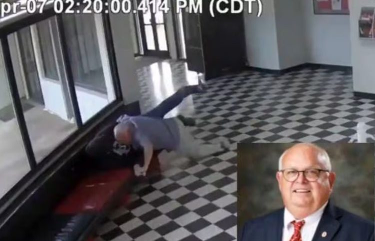 커크가 괴한을 맨몸으로 막는 장면. X 캡쳐