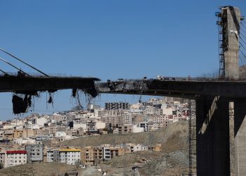 미국의 공습으로 폭파된 이란 교량. [로이터]