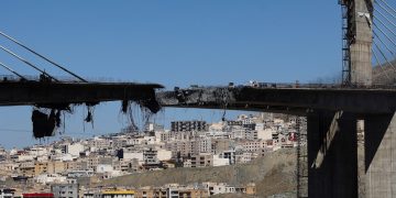 미국의 공습으로 폭파된 이란 교량. [로이터]