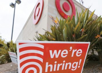 캘리포니아 엔시니타스의 한 타깃 매장 외부에 지난달 말 구인을 알리는 안내 표지판이 게시돼 있다. [로이터]