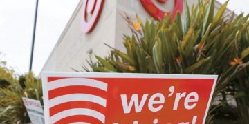 캘리포니아 엔시니타스의 한 타깃 매장 외부에 지난달 말 구인을 알리는 안내 표지판이 게시돼 있다. [로이터]