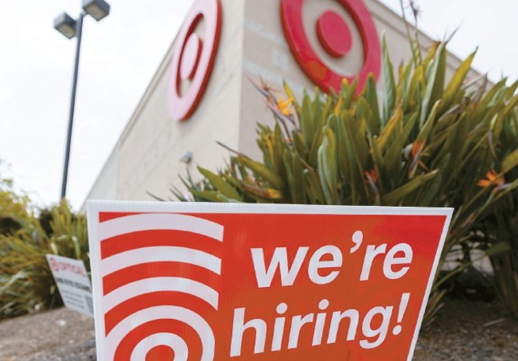 캘리포니아 엔시니타스의 한 타깃 매장 외부에 지난달 말 구인을 알리는 안내 표지판이 게시돼 있다. [로이터]