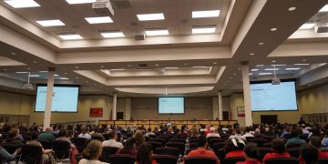 지난 16일 열린 귀넷 교육구 정기 이사회에 학부모들이 기지국 설치 반대 의견을 피력하기 위해 빨간 옷을 입고 참석했다. 장채원 기자