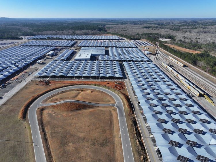 기아 조지아 공장 야외 주차장을 덮은 태양광 패널 모습. [VPS 제공]