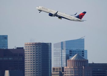 이륙하는 델타항공 여객기 [로이터 자료사진]