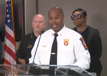 멜빈 카터 디캡 소방구조대 임시 서장이 기자회견에서 발언하고 있다.