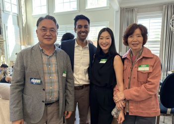 라훌 가라바두 후보와 그의 아내 줄리아 강의 가족들.
