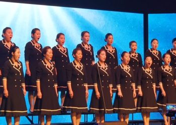 첫 무대에 선 레이디스 앙상블 합창단.