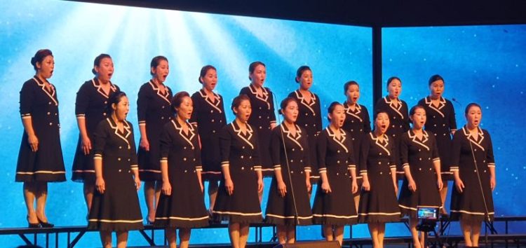 첫 무대에 선 레이디스 앙상블 합창단.