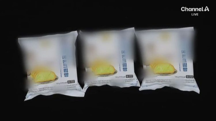 최근 온라인 커뮤니티에 악취가 나 먹을 수 없다는 글이 올라온 문제의 멜론 빵. 사진 채널A 캡처