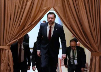 11일(현지시간) 파키스탄 총리 회동 위해 이동하는 JD 밴스 미 부통령.[로이터]