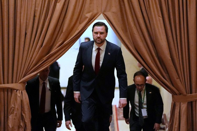 11일(현지시간) 파키스탄 총리 회동 위해 이동하는 JD 밴스 미 부통령.[로이터]